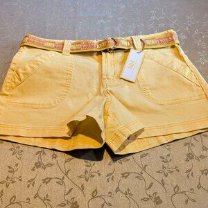 NWT Lei shorts juniors, yellow micro rib belted stretch shorts, size 7